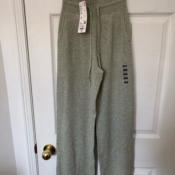 Uniqlo Light Green Pants - Picture 2 of 4